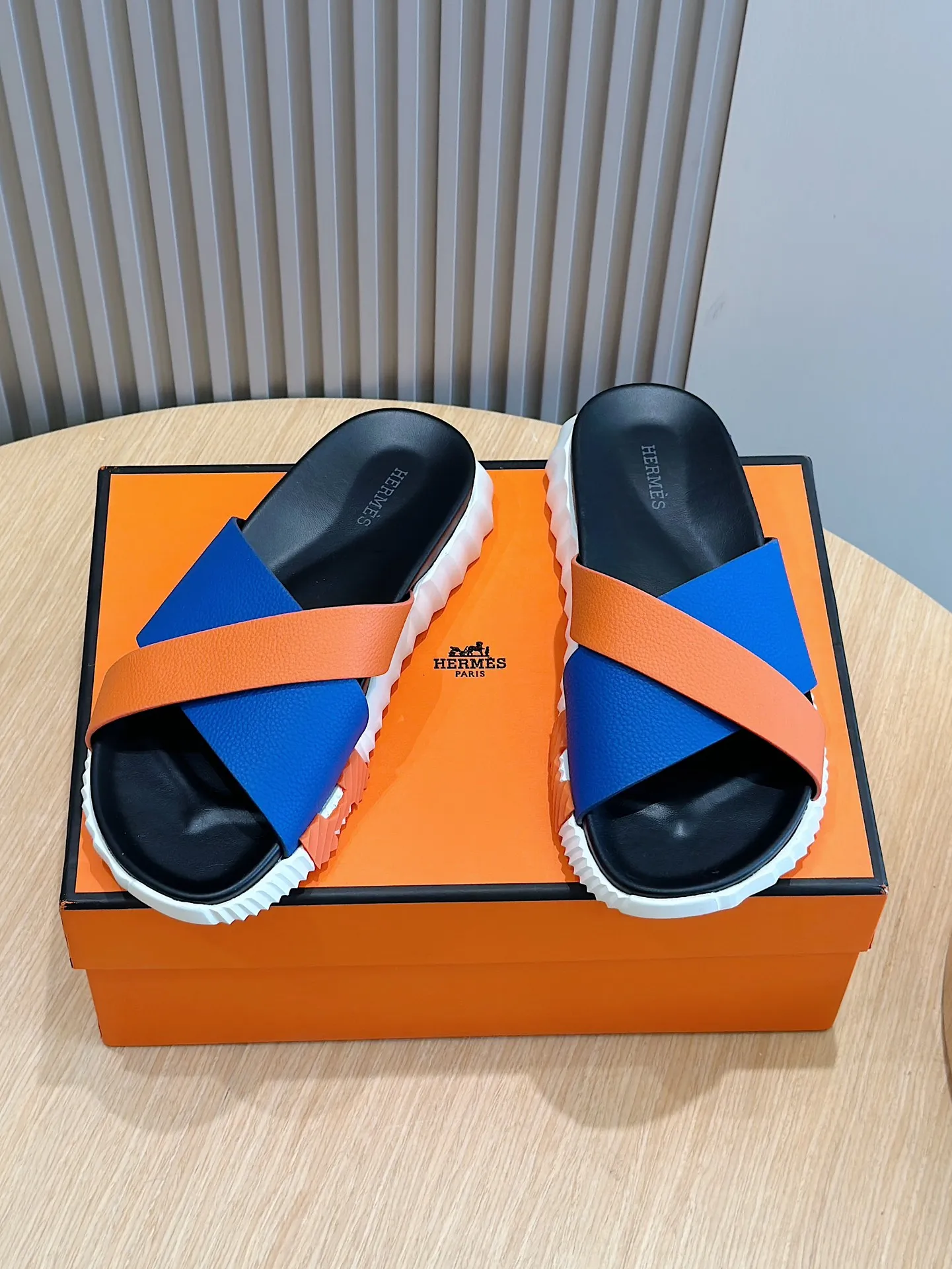 [HERMÈS] Top men's shoes 💰: 340💰 Size: 39-44 (38.45 46 custom-made) Herme*H Home Hermès Men's Sandals and Slippers - Original Replica Purchase the original version and make it one to one, the outsole is privately modeled, and the outsole color corresponding to each color is the same as the original version. Come to those who know the stuff 💪 The ultra-light soles are designed in contrasting colors, and they feel so comfortable on your feet! Calfskin, cowhide feet, private mold outsole.